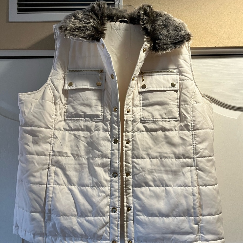 Cream vest with fur collar
Princess cruises
Size xxl